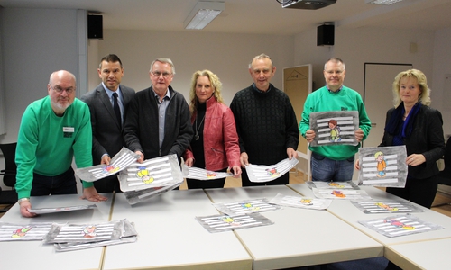 Gerhard Schmidt (Verkehrswacht), Ralf Biedermann (Öffentliche Versicherung), Axel Gummert (Verkehrswacht), Imke Pracejus (Öffentliche Versicherung), Bernd Gutsche (Verkehrswacht), Horst Bittner (Verkehrswacht) und Karin Zühlke (Öffentliche Versicherung) auf der Suche nach den besten Bilder. Foto: Max Förster