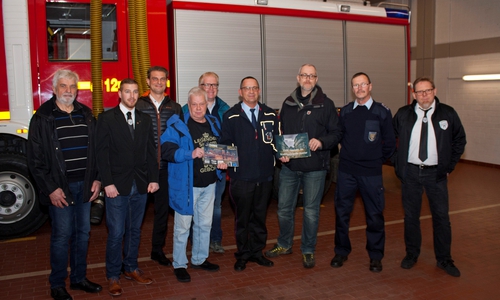 Die Veranstalter der beiden Benefizveranstaltungen übergaben am Montag die Spenden an die Feuerwehr. Foto: Pressestelle Feuerwehr Goslar