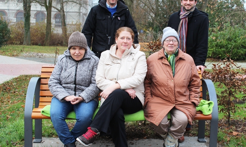  Elvira Böddecker, Sabine Müller-Täger und Sigrid Knackstedt (sitzend von links) testen die neue Bank. Spender Matthias von Czapiewski (hinten links) und Christian Vaterodt freuen sich auf die positiven Rückmeldungen. Foto: Privat