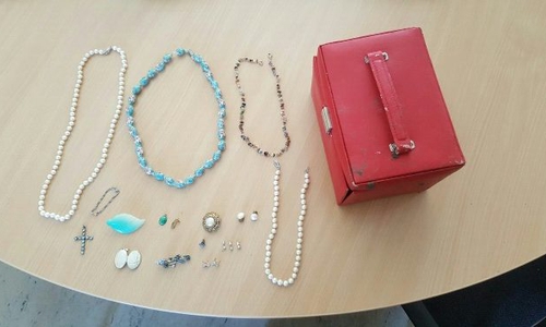 Das rote Kästchen ist noch voll mit Schmuck. Foto: Polizei salzgitter