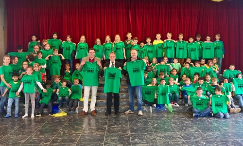Die Freude bei den Kindern über die neuen Shirts war groß. Foto: Elternverein GS Jürgenohl