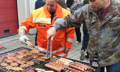 Die beiden Grillmeister, Ortsbrandmeister Klaus-Rüdiger Peik und Kamerad Dietrich Hemmerling. Foto: Dr. Andreas Bock