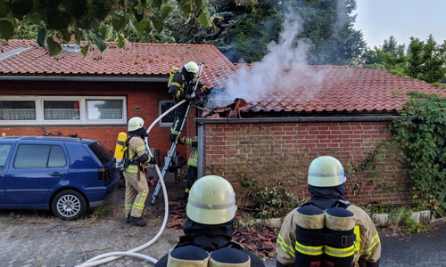 Eine Garage brannte am Sonntagabend. Foto: Feuerwehr Helmstedt