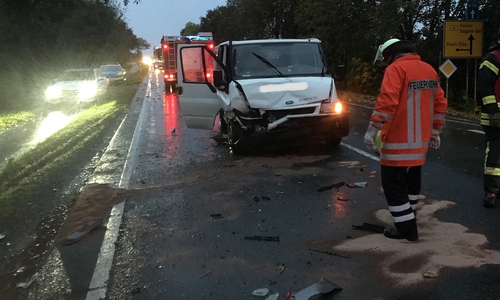 Die Feuerwehr musste auslaufendes Öl auffangen, Trümmerteile beseitigen und großflächig die Straße reinigen. Foto: Presseteam der Feuerwehren Baddeckenstedt