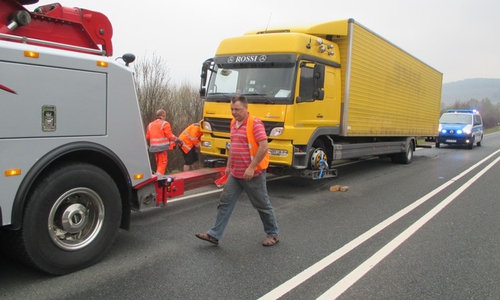 Zum Glück geriet der beladene Lkw dadurch nicht in den Gegenverkehr. Fotos: Polizei
