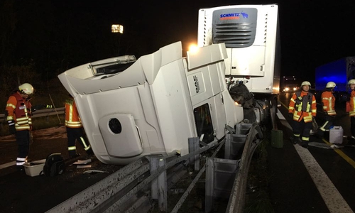 Im Video: Die Einsatzkräfte der Feuerwehr bei den Aufräumarbeiten auf der A2. Fotos/Video: Aktuell24 (BM)