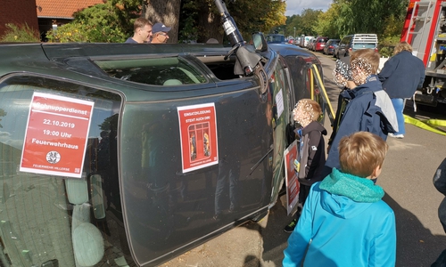 Mit ihrem einem auf die Seite gekippten Auto waren die Hillerser auf dem Markt vertreten. Fotos: Feuerwehr der Samtgemeinde Meinersen