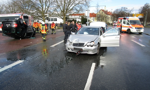 Insgesamt wurden bei dem Unfall 5 Menschen leicht verletzt. Foto: Feuerwehr Braunschweig