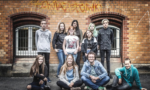 Sebastian, Hanna, Alina, Isabell, Lea, Emely und Silas (hintere Reihe von links) sowie Lucy, Lehrerin Marieke Scherer, Journalist und Grafiker Tobias Wagner und Tim (vorne von links) bilden das Redaktionsteam des „spIGSettel“. Fotos: IGS Wallstraße