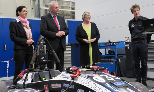 In der Werkstatthalle der Fahrzeugtechnik stellte Andreas Albert von der studentischen Initiative Wob-Racing den selbstentwickelten Rennwagen vor. (V.l.n.r. Veronika Koch, Landtagsabgeordnete, Wissenschaftsminister Björn Thümler, Ostfalia-Präsidentin Rosemarie Karger, Andreas Albert vom Team Wob-Racing). Foto: Ostfalia