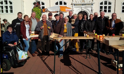 Die von der CDU angebotenen Äpfel und der frische Apfelsaft zum Erntedankfest in der Fußgängerzone wurden sehr gut angenommen. Foto: CDU   