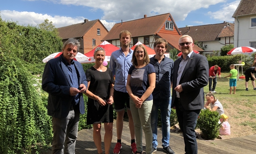 Reinhard Deitmar, SPD-Kreistagsfraktion, Ute Menzel, AWO-Abteilungsleitung, Lennart Schumacher, AWO-Wohngruppe Atzum, Inga Dixon, SPD-Stadtverband, Nils Borkowski, Leiter Jugend- und Erziehungshilfen der AWO und Falk Hensel, Vorsitzender der SPD-Kreistagsfraktion. Foto: SPD
