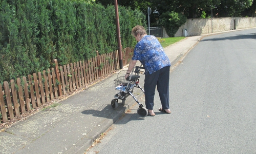 Heimbeiratsmitglied Irene Schnellecke  mit ihrem Rollator hat Probleme von der Straße auf den Fußweg zu kommen.   Foto:  Heimbeirat Sickte
