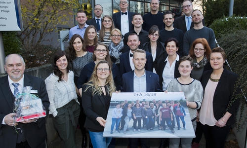 18 Teilnehmer schlossen die Weiterbildung zur staatlich anerkannten „Fachkraft für Intensiv- und Anästhesiepflege“ erfolgreich ab. "Foto: Jörg Scheibe/Klinikum Braunschweig