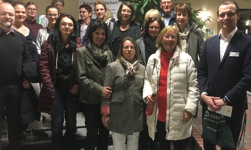 Jannis Fey, Klinikmanager der Asklepios Harzkliniken (vorne rechts), und weitere Mitarbeiter empfingen den Zonta-Club Goslar St. Barbara, zeigten den Mitgliedern die Apotheke und den hochmodernen Medikamente-Automaten „Unit Dose“. Foto: Asklepios Harzkliniken

 