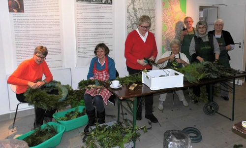 Das Gärtnermuseum bereitet sich auf die Weihnachtszeit vor. Die Wolfenbütteler Gärtner und ihre fleißigen Helferinnen sorgen auch beim traditionellen "Kränze binden" für beste Qualität und Frische. Beteiligt waren (v. l.) Rosi Isensee, Gudrun Brammer, Christine Sukopp, Elisabeth Schwieger, Christa Voges, Frauke Rosenstock und Ingrid Heine. Fotos: Andreas Meißler