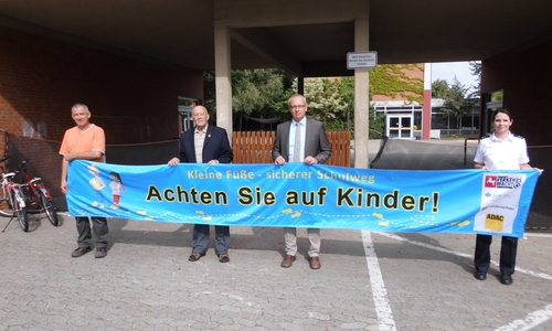 Lothar Heuer (Mitarbeiter Bauhof, Gem. Schladen-Werla), Klaus Dieter Kiehne (Verkehrswacht Hornburg e.V.), Marc Lohmann (Samtgemeindebürgermeister der Samtgem. Oderwald), Simone Hartmann hingen am Freitag die Banner zum Schulanfang auf. Foto: Polizei 