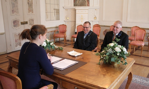 Vor Vanessa Engelland gaben sich (v. l.) Werner Koch und Frank Wilhelm das Eheversprechen. Foto: Stadt Wolfenbüttel