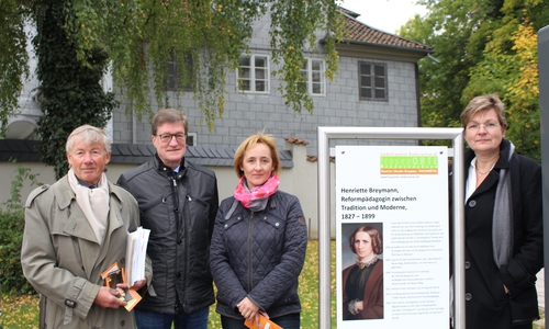 Prof. Dr. Christoph Helm, Martin Roßa und Manja Puschnerus von der Curt Mast Jägermeister Stiftung mit Simone Reese, der Gleichstellungsbeauftragten der Stadt Wolfenbüttel an der neuen Henriette-Breymann-Tafel. Foto: Jan Borner