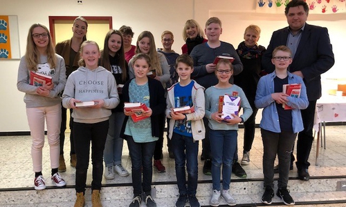 Jede Schülerin und jeder Schüler erhielt einen Buchpreis und eine Urkunde. Auf dem Bild: Die Vorleserinnen und Vorleser mit der Siegern des Kreisentscheids, Mia Gradwald vom THG in Wolfenbüttel (vordere Reihe, Zweite von links), die Jury, sowie der stellvertretende Landrat Uwe Schäfer (r.): Lena Wabnitz, Svea Troßen, Adrian Leipnitz, Mia Gradwald, Josiane Mühlenkamp, Gina-Sophie Rössing, Frieda Kobmann, Jannis Kapahnke und Jakob Ränger (ohne Reihenfolge). Foto: Landkreis Wolfenbüttel