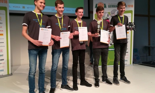 Die 8.- und 9.-Klässler Daniel Gluch, Elias Heitmann, Niklas Grümpel, Ben Böttcher und Bennet Gäbel freuen sich über den Erfolg. Foto: Gymnasium im Schloss