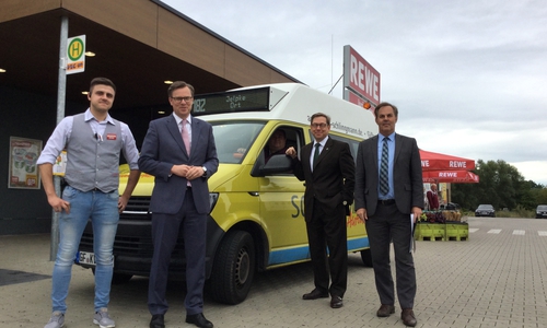 Weihten die erste Bushaltestelle direkt vor einem Supermarkt in Calberlah ein: Philipp Usemann, Assistent der Geschäftsführung des Rewe-Marktes, Landrat Dr. Andreas Ebel, Bürgermeister Thomas Goltermann sowie VLG-Geschäftsführer Stephan Heidenreich (v. li.). Foto: Landkreis Gifhorn