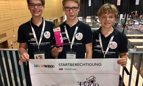 Paul Grewe (links), Phil Wiechmann (mitte) und Anton Peppel (rechts) qualifizieren sich für das Weltfinale der WRO in Chiang Mai, Thailand. Foto: Kerstin Peppel