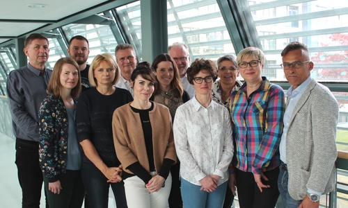 Prof. Dr. med. Matthias Menzel, Chefarzt der Klinik für Anästhesie, Notfallmedizin, Intensivmedizin und Schmerztherapie und Dr. med. Rolf Grote, Leitender Oberarzt der Klinik empfangen eine Delegation Polnischer Ärzte und Schwestern. Foto: Klinikum Wolfsburg