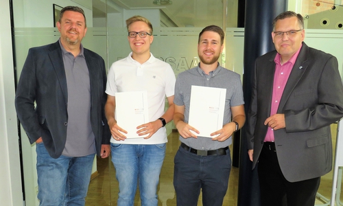 Zufriedene Gesichter im Rathaus, Tim Frickmann (zweiter von links) und Julian Sprenger (zweiter von rechts) freuen sich mit den Chefs über die erfolgreichen Abschlüsse. Foto: Gemeinde Lehre