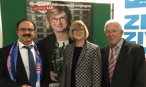 Justizministerin Antje Niewisch-Lennartz dankt Walter Röhl und Günter Koschig vom Weißen Ring.
