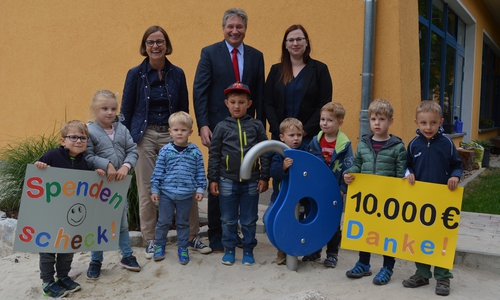 Die Kinder konnten sich über die Spende freuen. Foto:  Ev.-luth. Kirchenkreis Peine