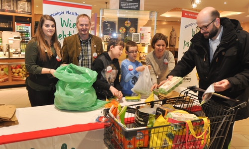 Am Aktions-Stand vom "Wolfenbütteler Modell" gab es einen kostenlosen Umpack-Service, hier mit Edeka-Auszubildende Nina Henscheid (von links), Matthias Roßberg, Schülern des Theodor-Heuss-Gymansums mit ihrer Lehrerin Kathrin Witzel. Foto: Organisator