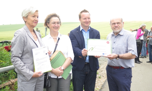 Landrätin Christiana Steinbrügge, Referatsleiterin Cornelia Scupin ( Niedersächsisches Umweltministerium), Michael Petrick (Gemeinde Schladen-Werla) und Hans-Jürgen Wiechens (Ortsbürgermeister Gemeinde Schladen)
bei der Übergabe des Förderbescheides für das Projekt Weddebach (von links). Foto: Landkreis