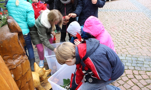 Die Kinder der 4a der Grundschule Harztorwall suchen sich die passende Deko heraus. Foto: Max Förster