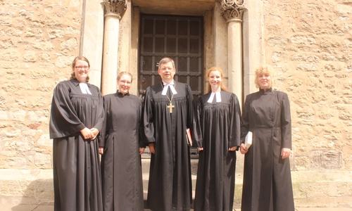 Madleen Pätow, Ann-Kathrin Borchers,  Anne-Lisa Hein und Sabrina Fröhlich mit Landesbischof Dr. Christoph Meyns vor der Ordination im Dom. Fotos: Anke Donner 