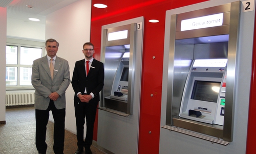 Überzeugten sich vom modernisierten Selbstbedienungs- Bereich in der Filiale Gifhorn-Schloßplatz: Wilfried Hendel (l.), verantwortlich für den Marktbereich Gifhorn und der stellvertretende Filialleiter Patrick Riedel. Foto: Sparkasse Gifhorn-Wolfsburg