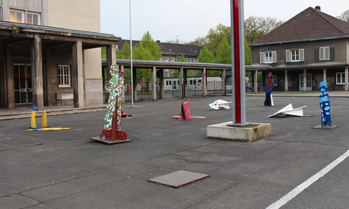 In der Nacht zu Samstag wurden die bunten Figuren vor der IGS beschädigt. Fotos: André Ehlers