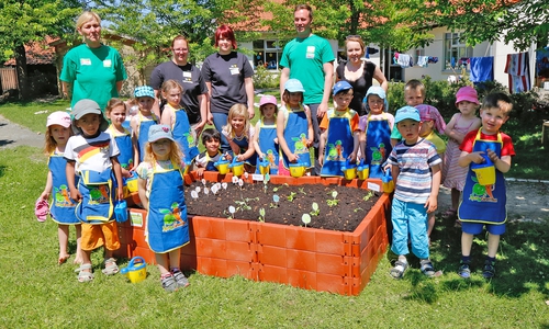 Gemeinsam mit den Kilindum-Kindern wurde auch das Wolfenbütteler Beet mit Erde gefüllt. Foto: Stadt Wolfenbüttel