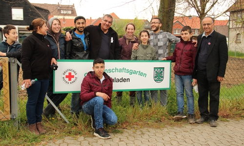 Flüchtlinge, Alt-Schladener und Mitarbeiter des DRK haben gemeinsam im Gemeinschaftsgarten gegraben und gepflanzt. Foto: DRK