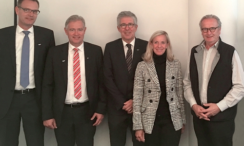 Nach erfolgreicher Vertragsunterzeichnung:
Holger Dunker, Sebastian Brandes (Vorstand SMAG)
Dr. Rolf Mayer (Vorstand und Anteilseigner, BMA)
Sabine Behrens-Mayer (Aufsichtsrätin und Anteilseignerin, BMA) Ulrich Decker (Aufsichtsratsvorsitzender SMAG) (v. li.). Foto: Salzgitter Maschinenbau AG