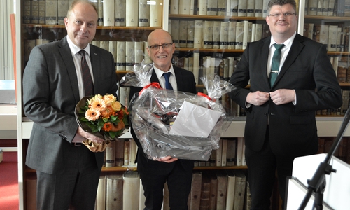 Landrat Gerhard Radeck, Hans Werner Schlichting  und Alexander Hoppe, Bürgermeister der Stadt Königslutter (v. li.). Foto: Landkreis Helmstedt