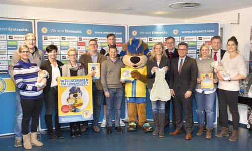 Marc Arnold (Sportlicher Leiter der Eintracht), Jasmin Fejzic (Eintracht-Profi) sowie Miriam Herzberg (Vorstand Eintracht Braunschweig Stiftung) mit Matthias Buhles (Chefarzt der Gynäkologischen und Geburtshilflichen Abteilung im Städtischen Klinikum Wolfenbüttel), Dr. med. Branko Milkanovic (Chefarzt der Frauenklinik Eben-Ezer im Krankenhaus Marienstift), Dr. Heiko Franz (Privatdozent und Chefarzt der Frauenklinik des Klinikums Braunschweig) sowie weiteren Klinik-Mitarbeitern und Familien mit Neugeborenen. Foto: Eintracht Braunschweig/Verena Meier