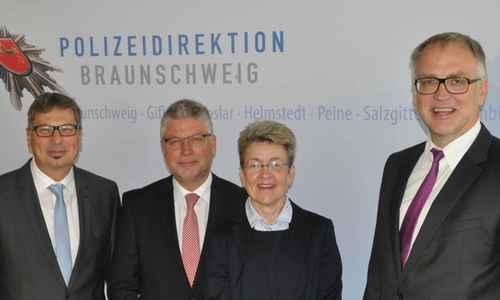 Von links nach rechts: Polizeipräsident Michael Pientka, Kriminaldirektor Axel Werner, Leitende Kriminaldirektorin a. D. Cordula Müller, Kriminaldirektor Volker Warnecke. Foto: Polizei Braunschweig