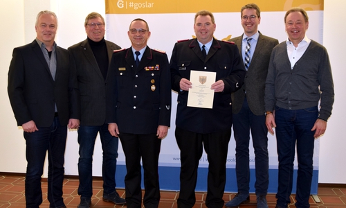 Mit Heiko Hartmann (3. von rechts) freuen sich (von links) Tim Meißner, Burkhard Siebert, Christian Hellmeier, Dr. Oliver Junk, Michael Trapp. Foto: Stadt Goslar