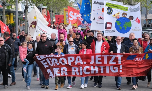Der Zug war um 10 Uhr am Gewerkschaftshaus gestartet . Fotos: Roland Hermstein