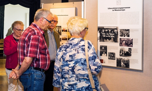 Fast 100 Besucher kamen zur Ausstellungseröffnung am vergangenen Sonntag ins Hoffmann-Museum Foto: Hoffmann-von-Fallersleben-Museum/Peter Riewaldt