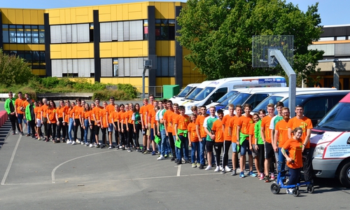 Die Teilnehmer in ihrer gesponserten Kleidung. Fotos: Henriette-Breymann-Gesamtschule