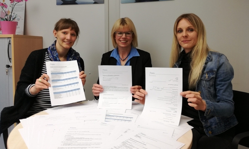 Friederike Isensee (von links), Jennifer Wimmer und Jasmin Dworaczek vom Bildungsbüro präsentieren die rund 100 Schulformulare, die allen Schulen im Landkreis zur Verfügung gestellt werden. Foto: Landkreis Peine