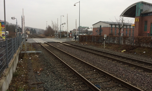 An den Bahngleisen sollen sich neben dem Müll auch Ratten ansammeln. Foto: Privat