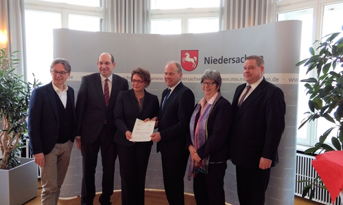 Staatssekretärin Daniela Behrens überreicht den Zuwendungsbescheid für das Regionalmanagement im LK Helmstedt an Landrat Gerhard Radeck. Foto: Landkreis Helmstedt